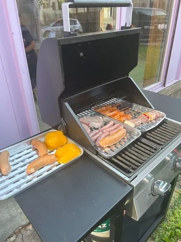 Cuisine et grillades au local de Malleray