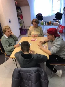Activité Intergénérationnelle au Home les Lovières Loto, photo 5