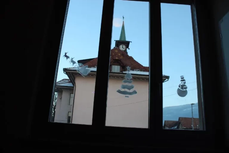 On décore le local de Malleray pour les fêtes de fin d'année, photo 2