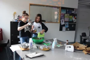Atelier pâtisseries pour la foire de printemps à Malleray, photo 5