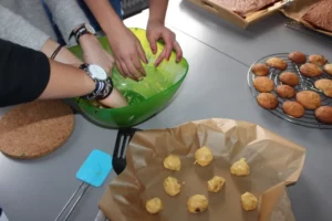 Atelier pâtisseries pour la foire de printemps à Malleray, photo 8