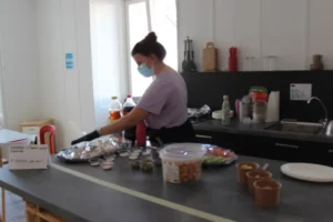 Apéro Covido compatible pour souhaiter la bienvenue à Flora à Tramelan, photo 2