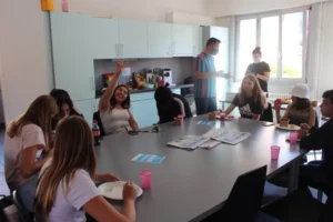 Apéro Covido compatible pour souhaiter la bienvenue à Flora à Malleray, photo 1