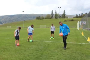 Initiation au foot freestyle avec Julien Lalarme au terrain de Bévilard, photo 2