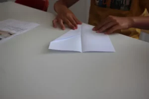 Concours d'avion en papier glaces à Tramelan, photo 2