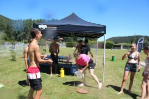 Activités estivales à la piscine de Château à Tramelan, photo 1