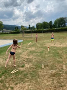 Activités estivales à la piscine du Château à Tramelan, photo 3