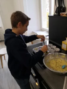 Confection de pâtisseries pour la vente du 7 octobre à Malleray et à Tramelan, photo 4
