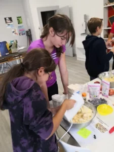 Confection de pâtisseries pour la vente du 7 octobre à Malleray et à Tramelan, photo 5