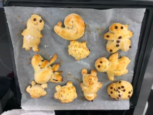 Confection bonhommes en pâtes à Tramelan, photo 1