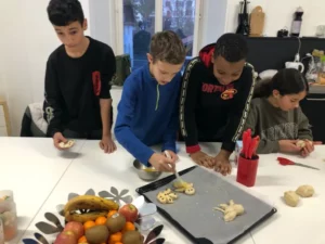 Confection bonhommes en pâtes à Tramelan, photo 2