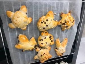 Confection bonhommes en pâtes à Tramelan, photo 3