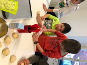 Confection bonhommes en pâtes à Tramelan, photo 6