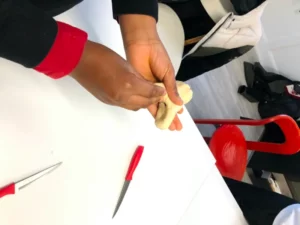 Confection bonhommes en pâtes à Tramelan, photo 7