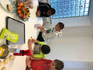 Confection bonhommes en pâtes à Tramelan, photo 8