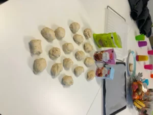 Confection bonhommes en pâtes à Tramelan, photo 11